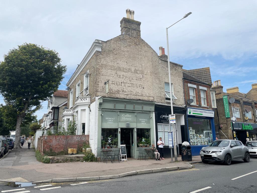 Lot: 72 - MIXED USE INVESTMENT - TWO SHOPS, FOUR FLATS AND GARAGE WITH POTENTIAL - Mixed use building on corner plot